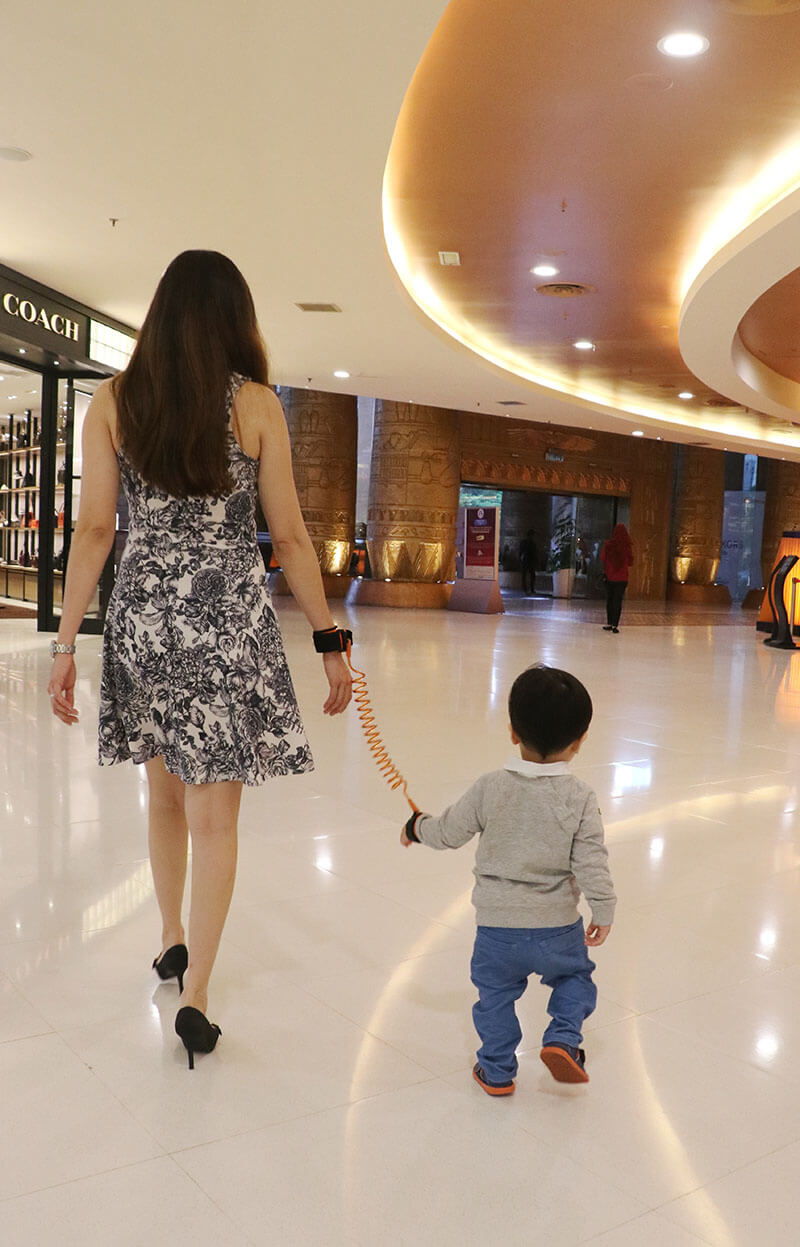 Sunway Pyramid - Parents want to shop in peace knowing that their kids are safe. If you have an active toddler who loves to go on a stroll with you, do consider getting your child a wristband. The Child Wristband allows kids to roam freely within the radius of your supervision giving your toddler and you a great bonding time together.