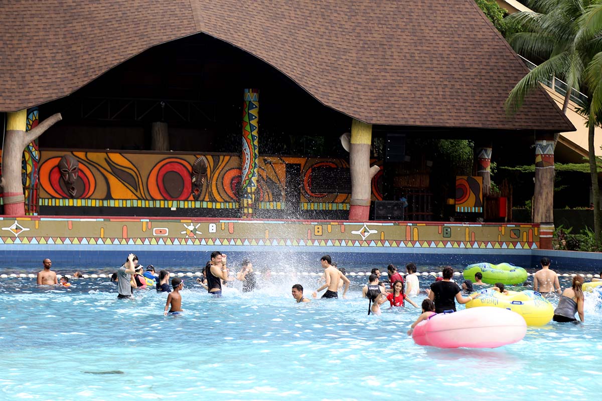 Gear up with your floating tubes, goggles, kickboards and swim caps and head to the most iconic wave pool in Sunway Lagoon, Malaysia