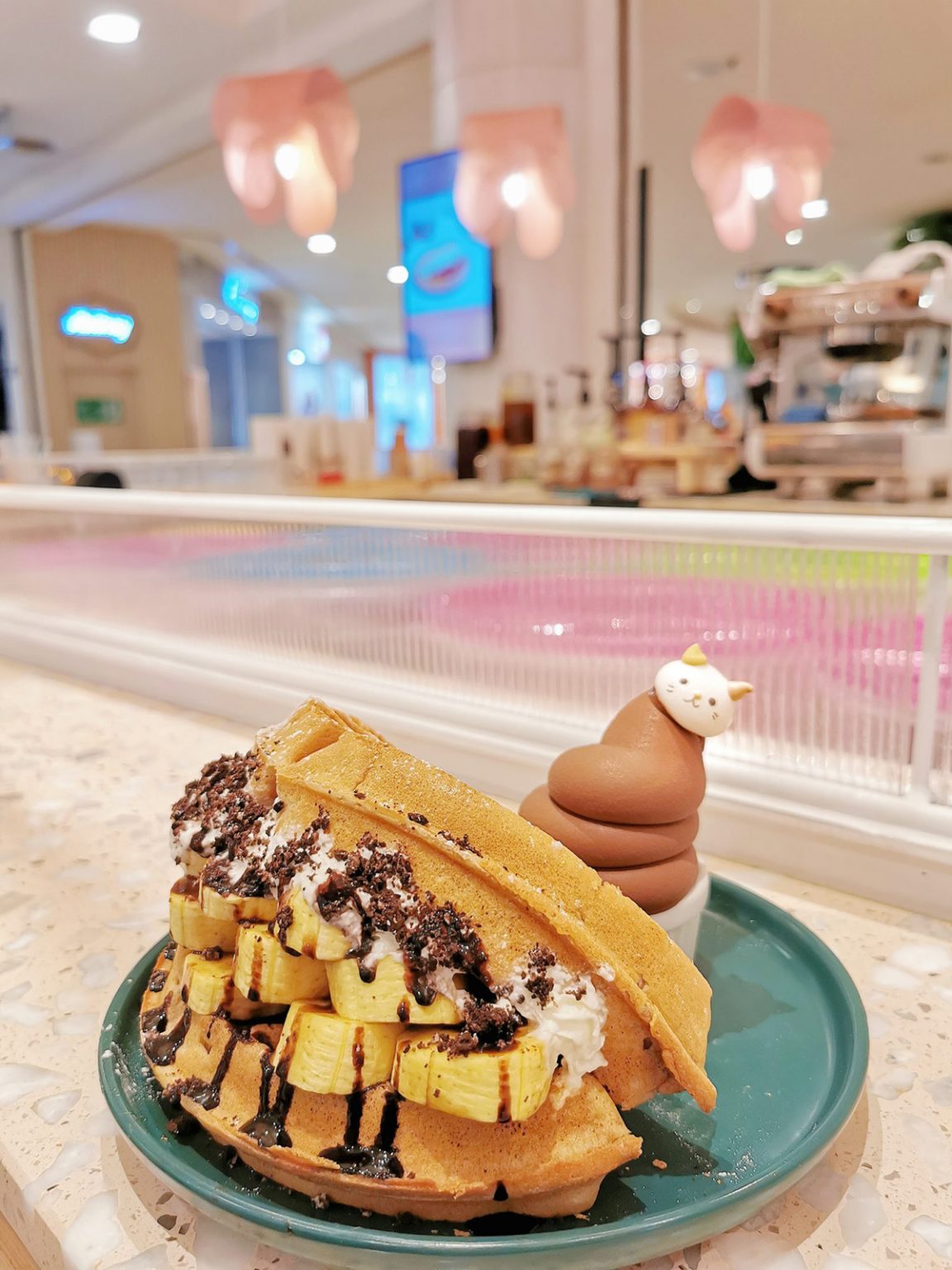 Loved by many, the chocolate banana waffle also comes with appetising cocoa crumbs – how can you say no to that? Ludwig