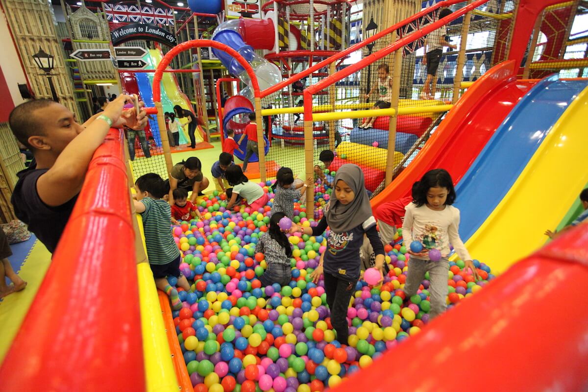 the parenthood at sunway pyramid - Slide down a rainbow slide and land in a pool filled with colourful balls!