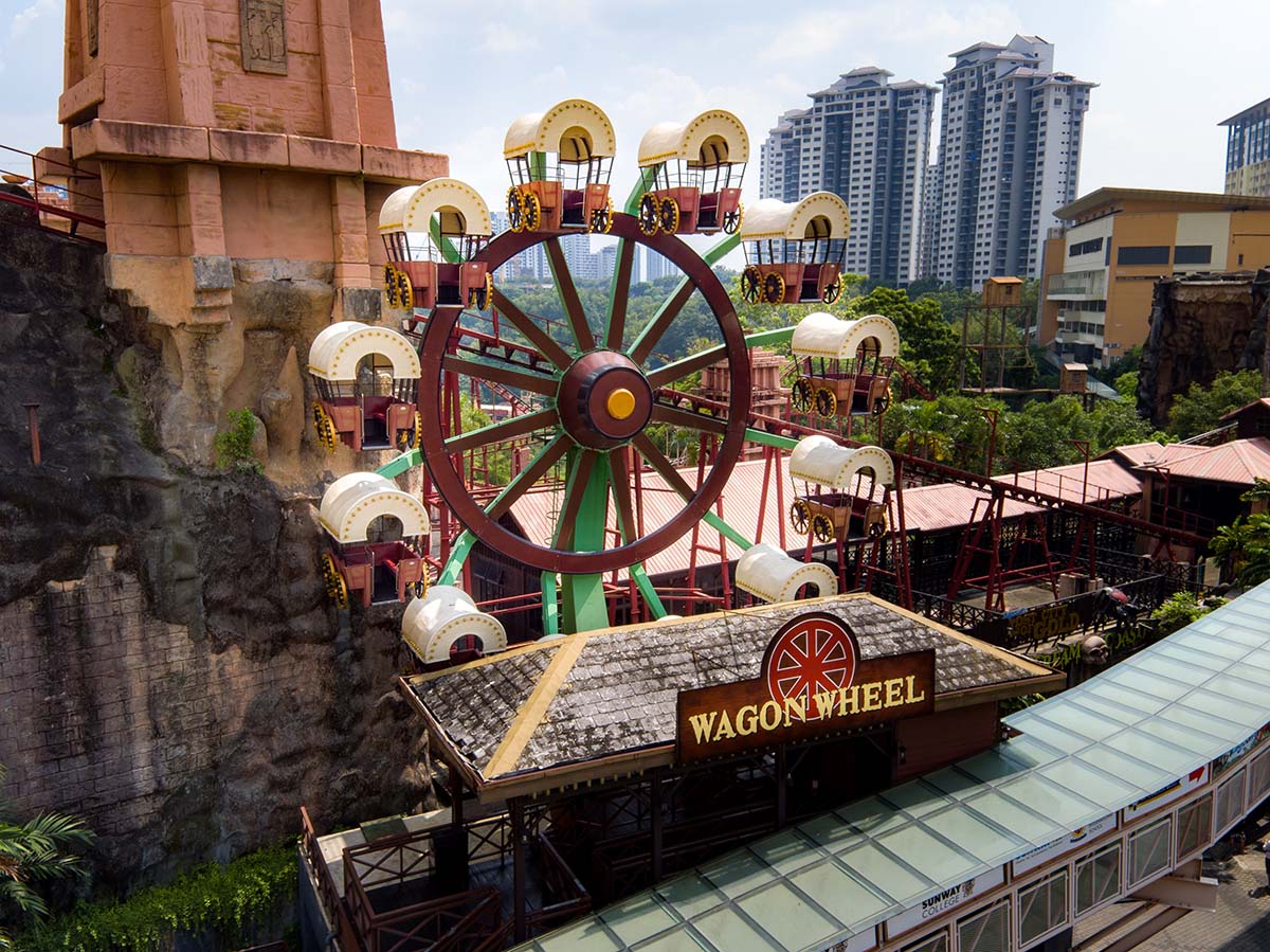 The Wagon Wheel beckons everyone of all ages to hop on an enjoy a breezy ride while enjoying the colourful surroundings of Sunway Lagoon!