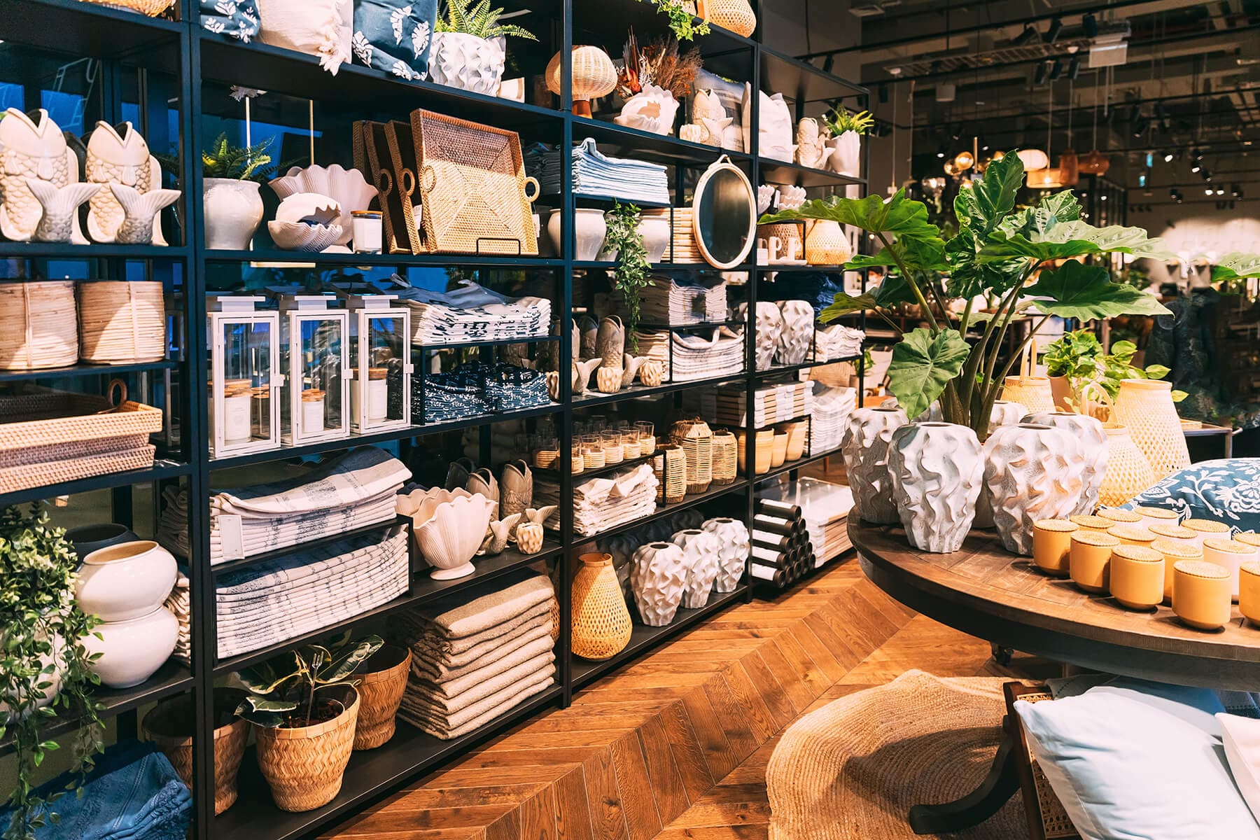 At Sunway Pyramid, there is an extensive selection of home decor shops to choose from, each with its own speciality. Fret not about breaking your bank as there are plenty of affordable options like HOOGA, Kaison, obJet, Homes Harmony and more!