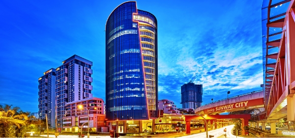 Our community complex that links the GEO enclave of retail, offices, and lakeside residences to the best of Sunway City Kuala Lumpur, featuring shops, cafes and a grocery store.