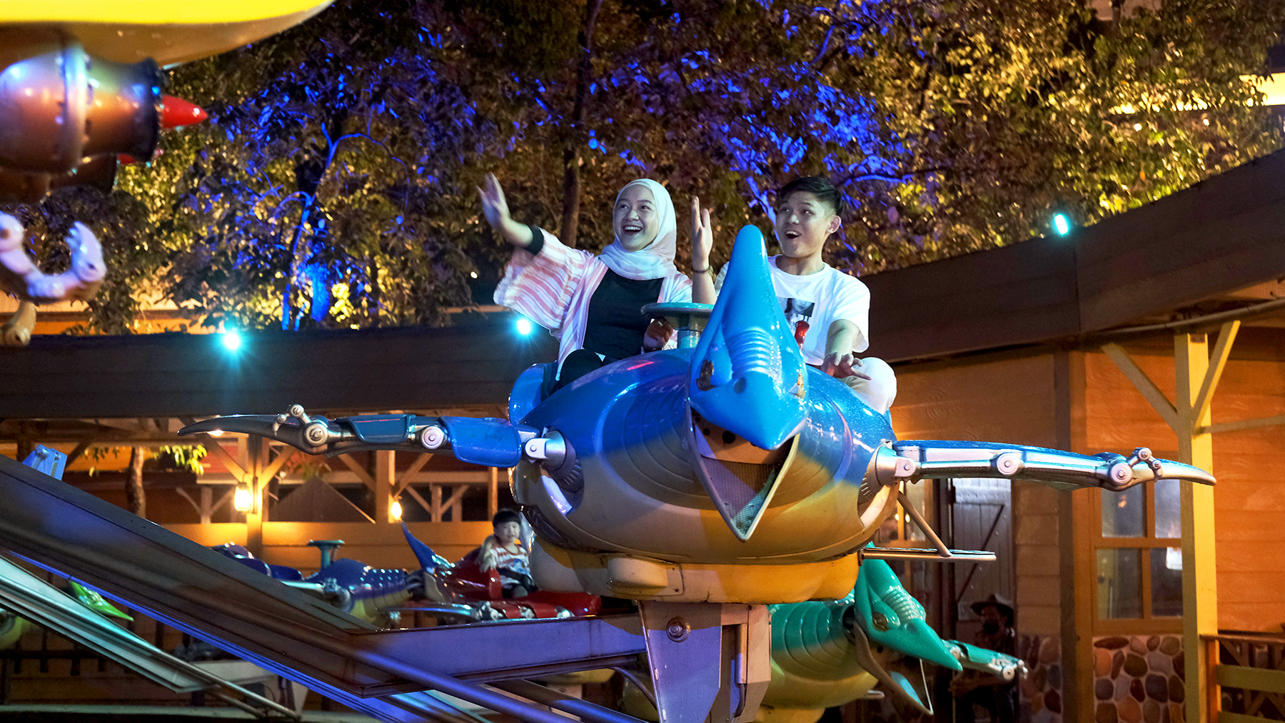 Bring your little ones along for a soaring ride on the Vultures, a kid-friendly ride!