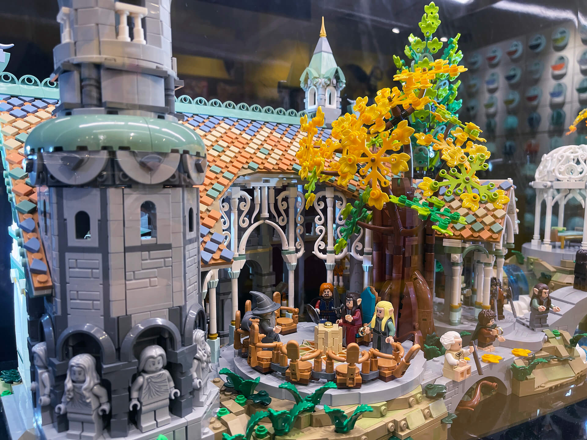 Are you a fan of Lord of the Rings? Conjure your dream fantasy in Lego version!