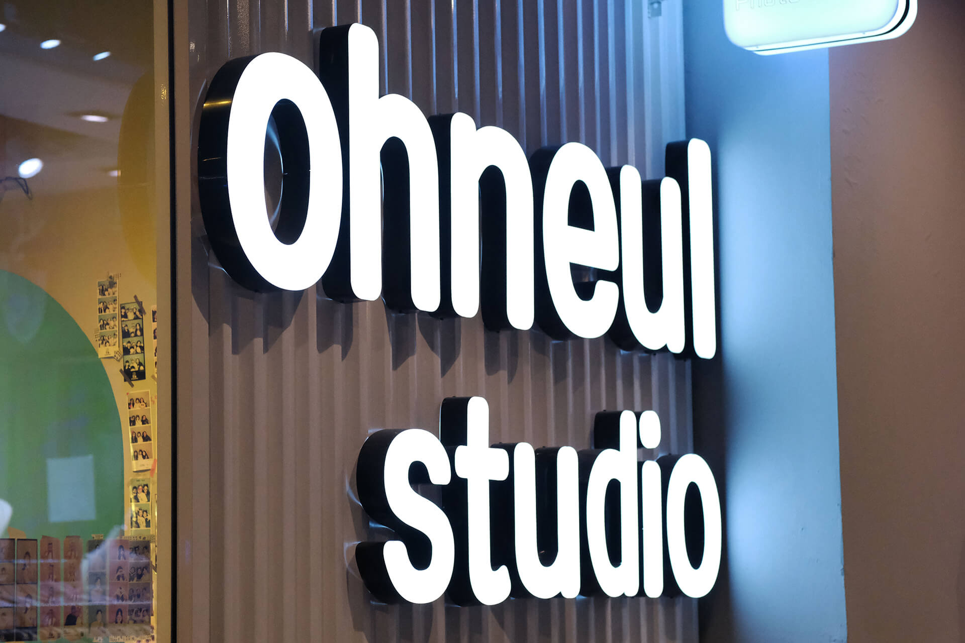 Get your finger hearts and Gyaru peace signs ready at Ohneul Studio!