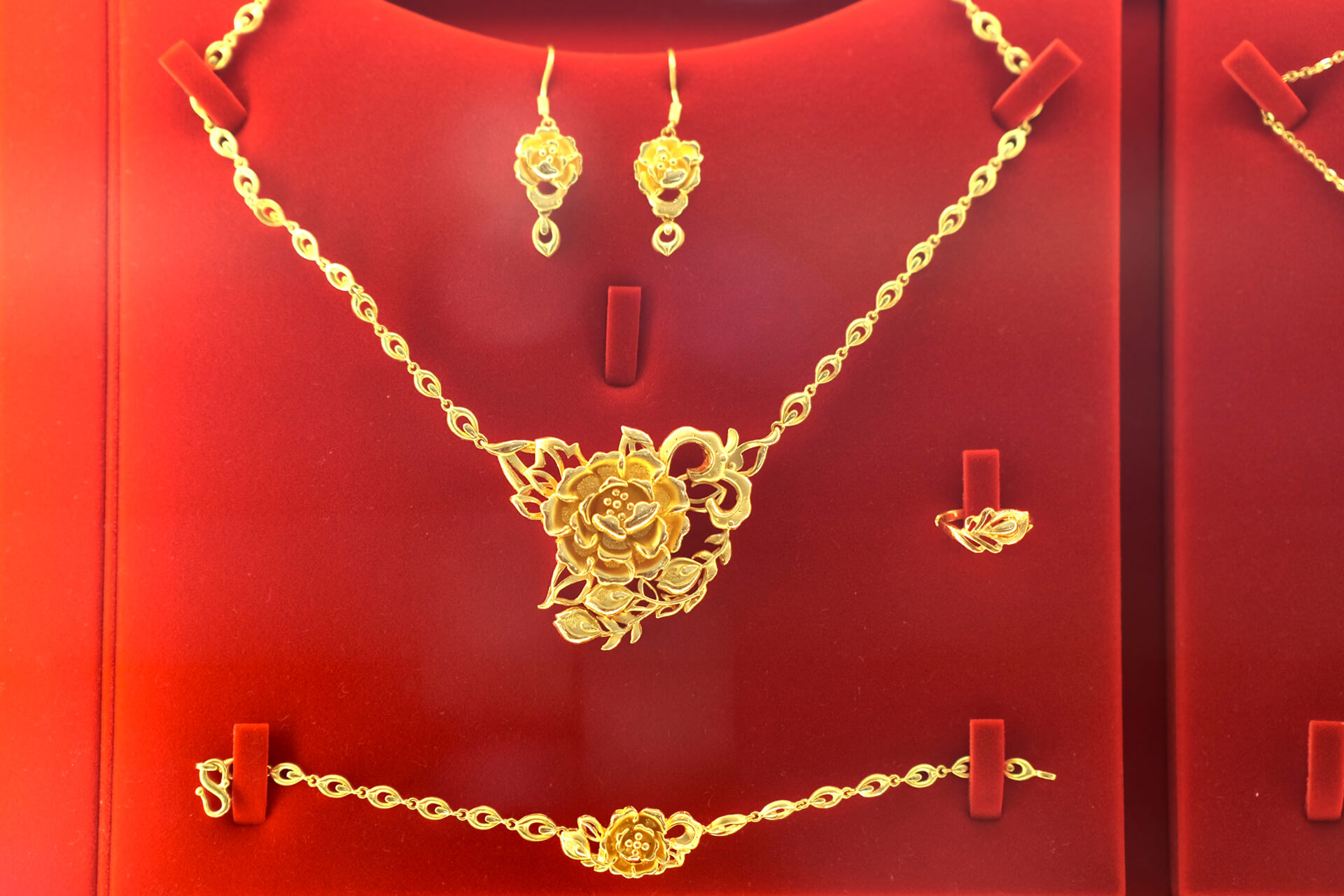 Add that golden elegance with SK Jewellery!